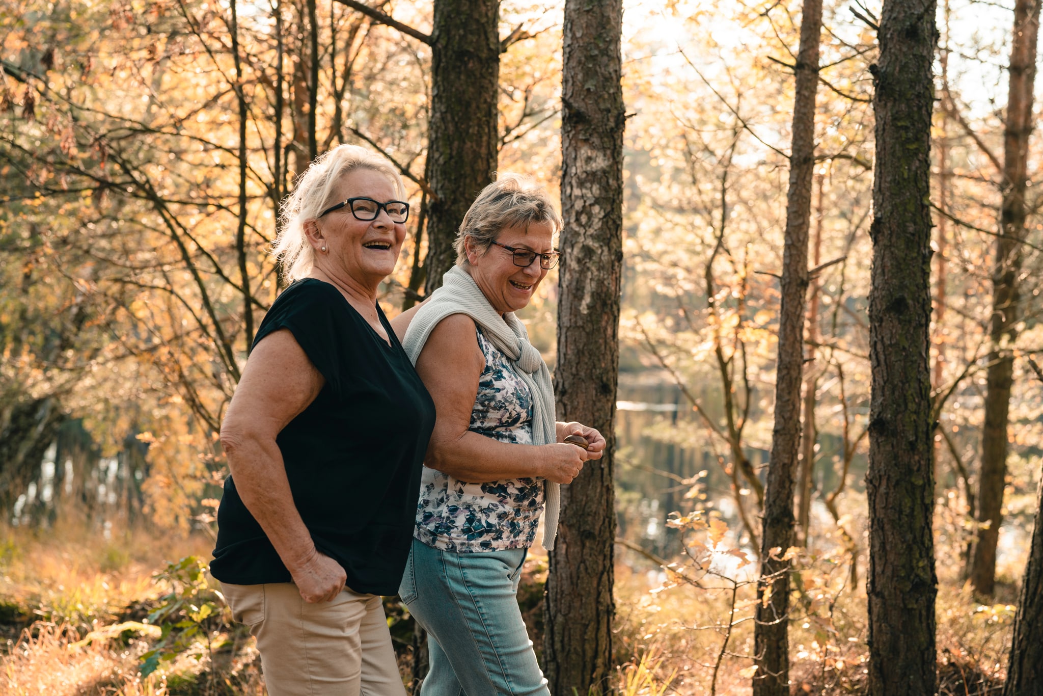 Ystävykset metsäkävelyllä