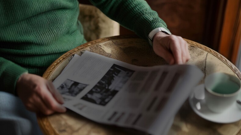 mies lukee lehteä eikä näe tekstiä selvästi